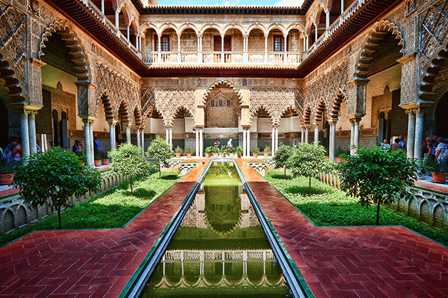 Real Alcázar da passagem de entrada de Sevilha